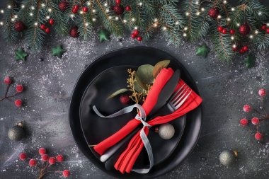 Karanlık arka planda bir Noel masası. Xmas dec ile düz uzandı