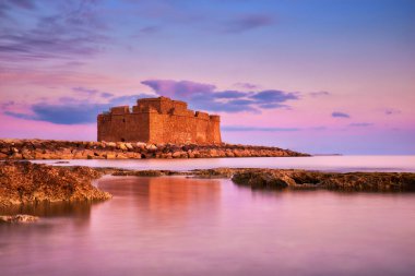 Kıbrıs 'ın Pathos kentindeki Pafos Limanı Şatosu, gün batımında
