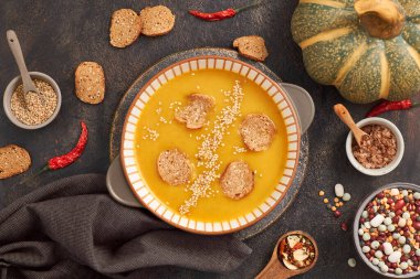 Balkabağı ve karışık fasülye çorbası seramik kasede, en iyi manzara...