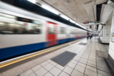 Londra metro istasyonu, bulanık arkaplan