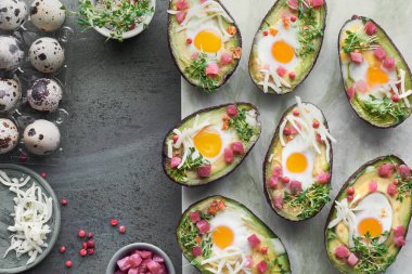 Keto diyet yemeği: jambonlu avokado tekneleri, bıldırcın yumurtaları, peynir