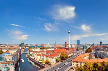 S nehri de dahil olmak üzere, aydınlık bir günde Berlin 'in merkezinin hava manzarası.