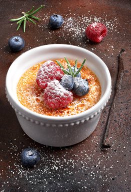 Böğürtlen ve vanilyalı creme brulee, yakın plan.