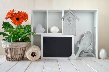 Bahar dönemi arka planında bahar süslemeleri. Kabineyi göster