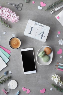 Sevgililer Günü yatağında inci sümbül çiçekleri, okaliptüs, mobi