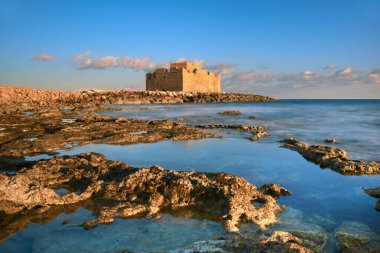 Kıbrıs Rum Kesimi 'nin Pathos kentindeki Pafos Limanı Şatosu gün batımında