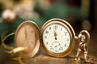 Beş gece yarısına kadar gösteren bir festival arka plan vintage izlemek