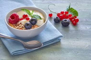 Müsli ve böğürtlenli yoğurt, tahtada sağlıklı tatlı.