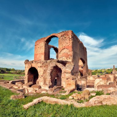 Appia Yolu 'nda eski tuğla kalıntıları olan Roma manzarası