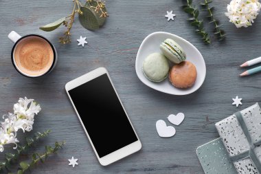 İlkbahar yatağında inci sümbül çiçekleri, okaliptüs, cep telefonu ve hediye kartpostalları vardı.