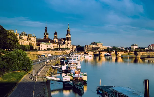 Dresdener Altstadt am Fluss — Stockfoto