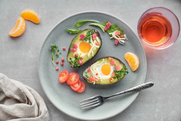 Keto dieetschotel: gebakken Avocado boten met ham blokjes, kwarteleitjes een — Stockfoto