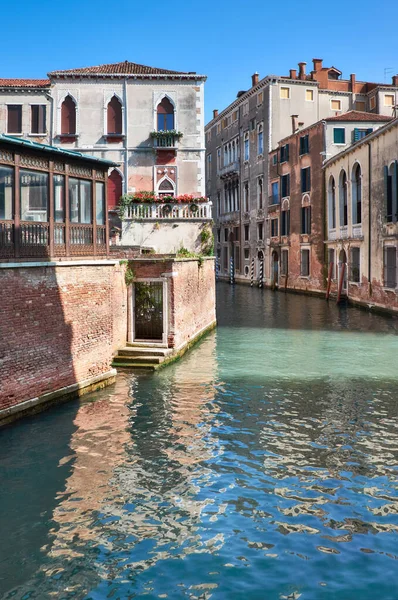 Casas antiguas y vías fluviales en el centro de Venecia en Italia —  Fotos de Stock