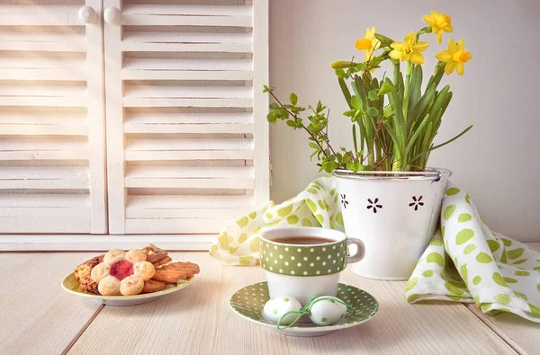 春天贺卡设计用黄色水仙花，咖啡和 — 图库照片