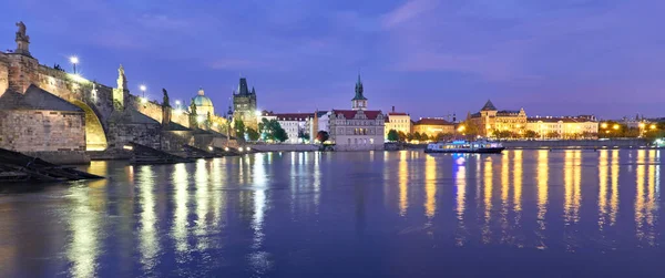 Işıklı Charles Köprüsü gece Vltava nehri yansıtılır — Stok fotoğraf