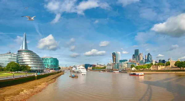 Лондон, Південний берег Темзи в яскравий день, панорамний імаґ — стокове фото