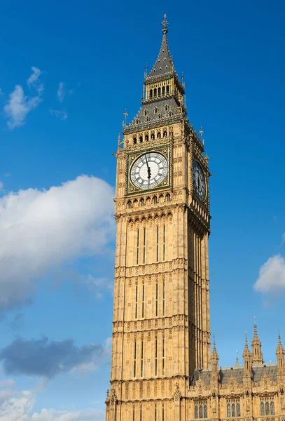 Big Ben Tower w Londynie w słoneczny dzień — Zdjęcie stockowe