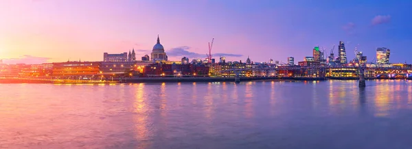 Millennium Bridge die leidt naar de Sint-Paulus kathedraal in het centrum van L — Stockfoto