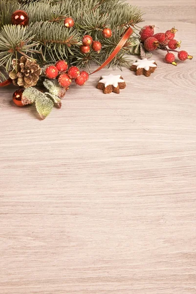Dřevěné pozadí s vánoční výzdobou — Stock fotografie