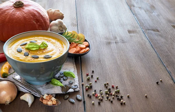 Острый тыквенный крем-суп с чесноком, луком. чили и имбирь — стоковое фото
