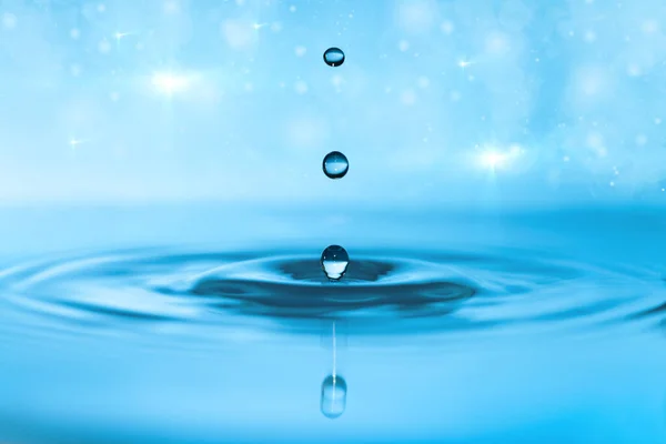 Drops fall in water — Stock Photo, Image