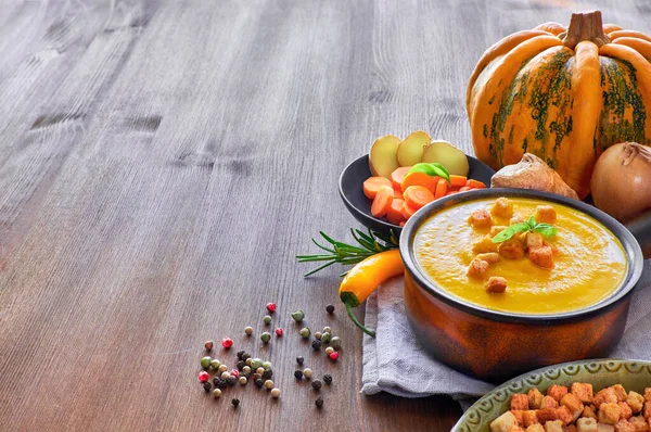 Spicy pumpkin soup with ginger, chili, garlic and onion served i — Stock Photo, Image