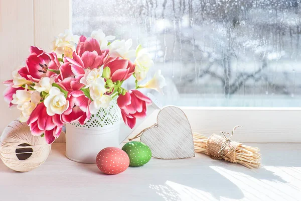 粉色郁金香和白色的菊花在窗板上，伊斯特 — 图库照片