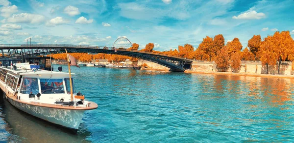 París, imagen panorámica del barco de pasajeros en el río Sena en Autum — Foto de Stock