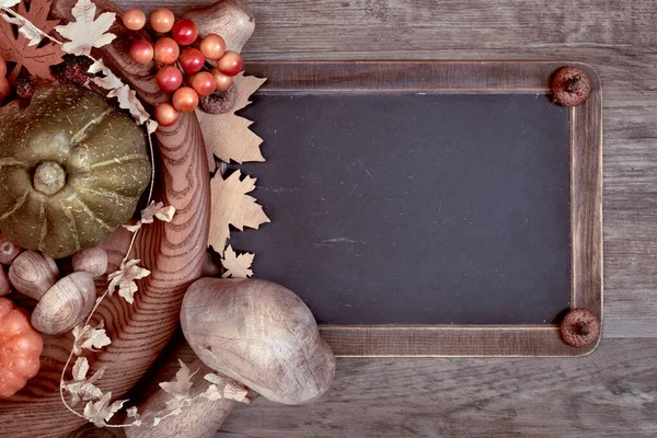 Fond d'automne avec décorations saisonnières sur bois, espace — Photo