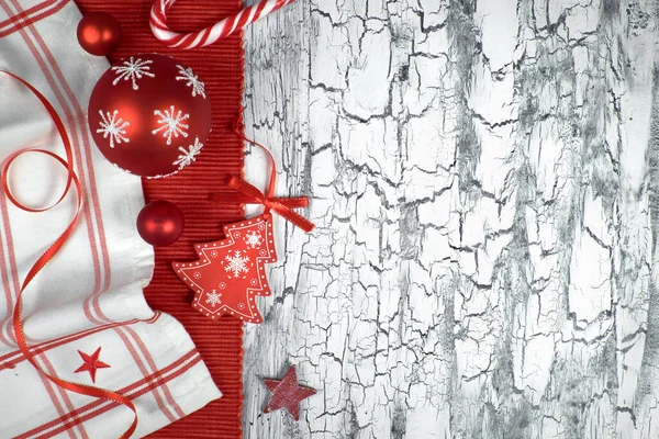 Boules de Noël rouges avec serviettes, rubans et une canne à bonbons, sp — Photo