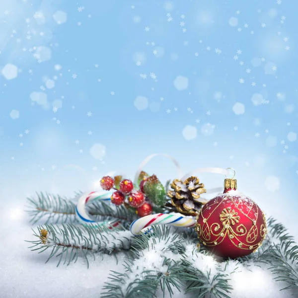 Weihnachtliches Arrangement auf abstrakt blauem Hintergrund, Textraum — Stockfoto