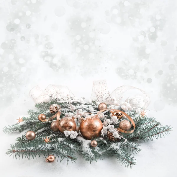 Brons jul dekorationer på neutral bakgrund — Stockfoto