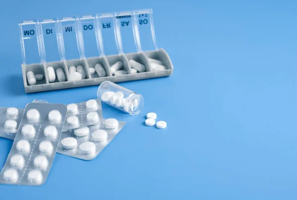 Blandade piller och fylls i piller behållare. Textutrymme — Stockfoto