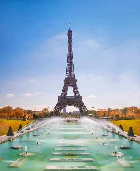 巴黎Eiffel塔和Trocadero喷泉 — 图库照片