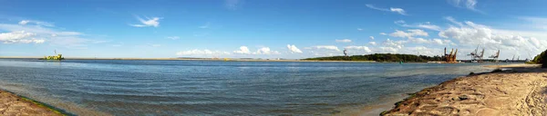 Boca do rio Swina e guindastes portuários em Swinoujscie, Polonia — Fotografia de Stock