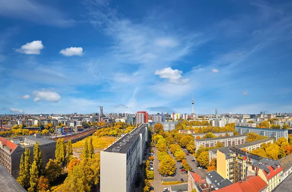 Východní Berlín shora: moderní budovy, televizní věž na — Stock fotografie