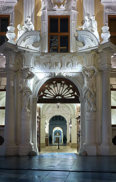 Entrada al Palais Kinsky, un palacio barroco en el centro de Viena, A — Foto de Stock