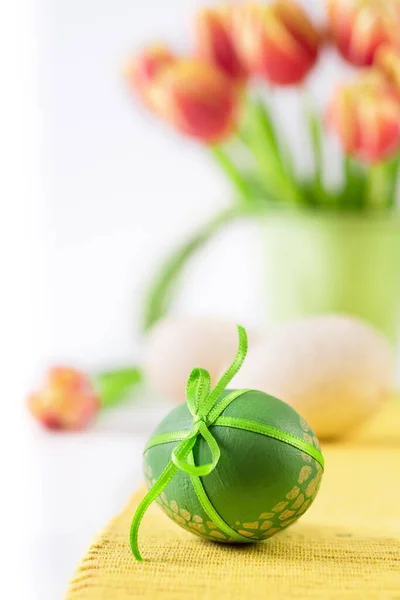 Fundo de Páscoa em vermelho, laranja e verde — Fotografia de Stock