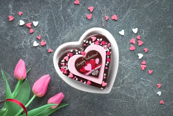 Valentine heart cake with chocolate and sugar decorations — Stock Photo, Image