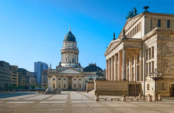 Gendarmenmarktovo náměstí v Berlíně s německým kostelem a koncertem H — Stock fotografie