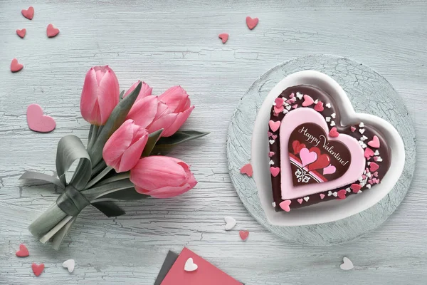 Pastel de corazón de San Valentín con chocolate, decoraciones de azúcar y texto —  Fotos de Stock