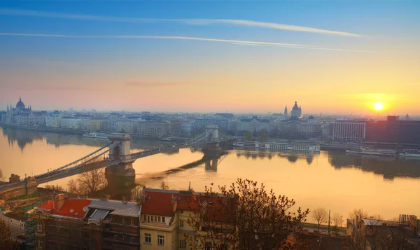 Közép-Budapest panorámája a napfelkeltekor — Stock Fotó