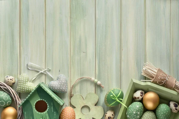 春の装飾が施された緑の木製の板の上にイースターフラットレイアウト — ストック写真