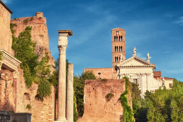 Starověký kostel a sloupy, část Forum Museum v Římě, Itálie — Stock fotografie