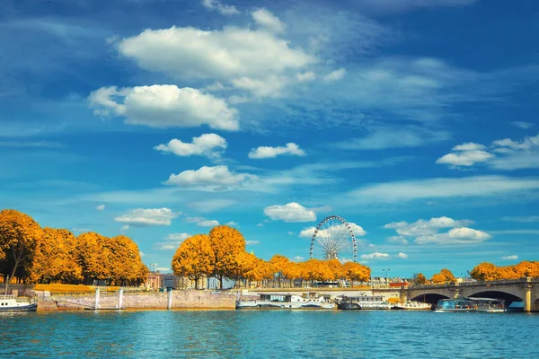 秋天美丽的巴黎，在康科德广场的河边 — 图库照片