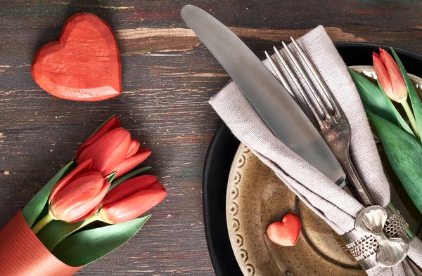 Idea menu primaverile con tulipani freschi e decorazione del cuore — Foto Stock