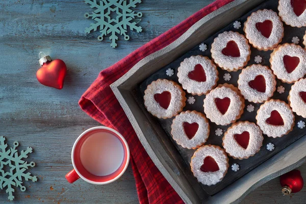 Top view of traditional Linzer cookies with red jam heart on dar — Stock Photo, Image