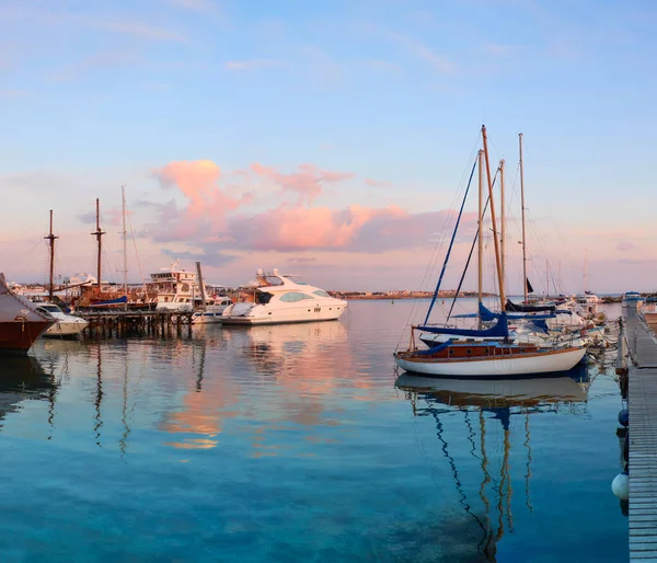 Puerto de Latchi en Chipre temprano en la noche — Foto de Stock