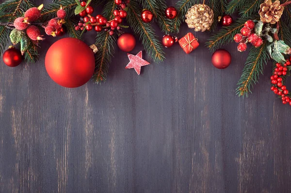 Fond de Noël avec brindilles de sapin, baies et boule de Noël — Photo