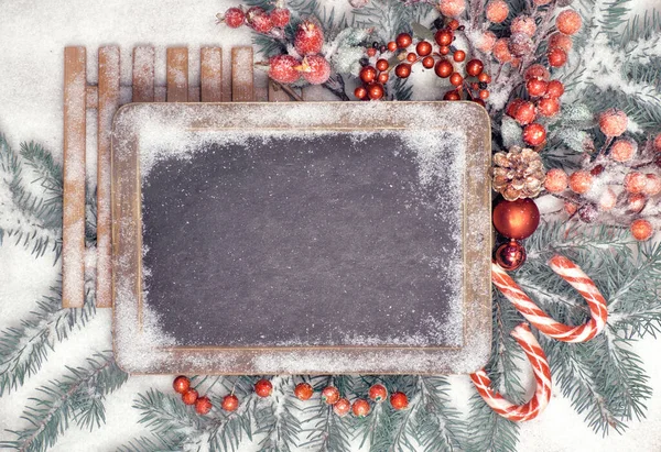 Quadro negro com decorações de Natal na neve, espaço — Fotografia de Stock